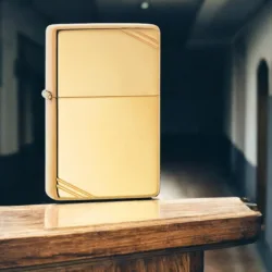 Upaljač Zippo High Polish Brass Vintage sa Kosim Crtama