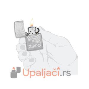 Zippo Upaljač iz Kolekcije Price Fighter-Chrome Checker Izgled u Ruci