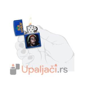 Kremen Upaljač Zippo iz Kolekcije Bob Marley u Ruci