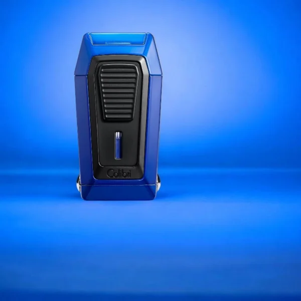 Plavi upaljač Colibri Quantum sa Trostrukim Mlazom i V-Cut Rezačem