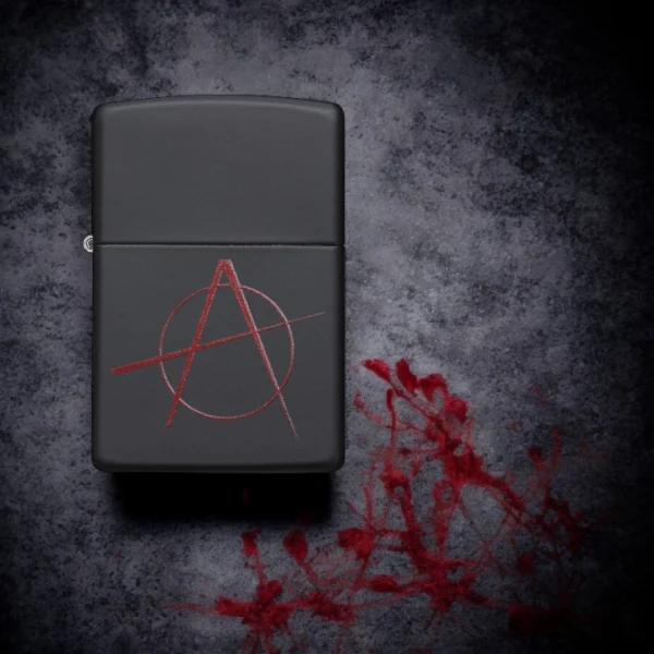 Crni Zippo Anarchy dizajn metalni upaljač