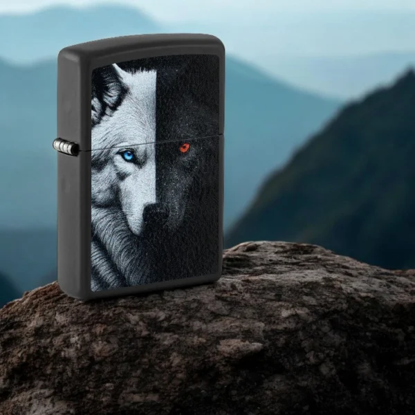 Upaljač Zippo 2 Vuka Dizajn (Two Wolves Design): Moć Prirode u Vašim Rukama
