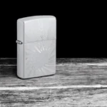 Upaljač Zippo Love Radiates Design Auto Engrave Satin Chrome: Romantična Gravura na Hromiranom Površinskom Obradu
