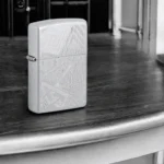 Upaljač Zippo Which Way Design Auto Engrave Satin Chrome: Elegantna Gravura na Hromiranom Površinskom Obradu