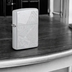 Upaljač Zippo Which Way Design Auto Engrave Satin Chrome: Elegantna Gravura na Hromiranom Površinskom Obradu