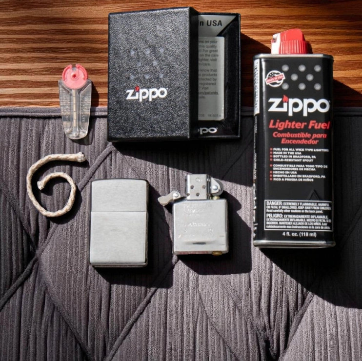 Kako Funkcioniše Zippo Upaljač? Delovi i Oprema