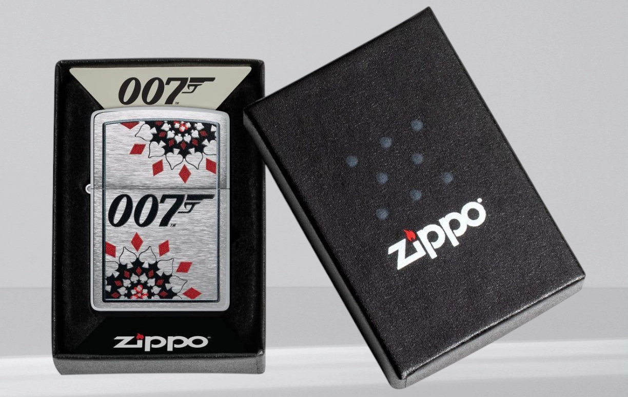 Zippo James Bond 007 upaljač sa Casino Royale dizajnom na hromiranom kućištu