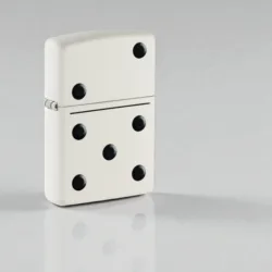Zippo Domino Design – Igrački Motiv u Belom Mat Stilu