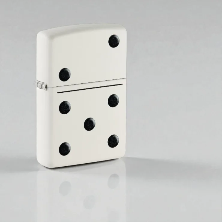 Zippo Domino Design – Igrački Motiv u Belom Mat Stilu