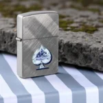 Zippo Gleaming Spade – Kristalni Pik na Elegantnoj Podlozi Upaljača
