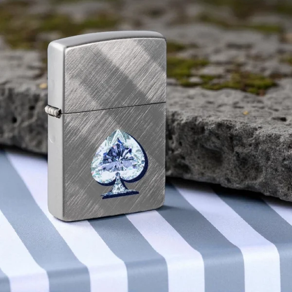 Zippo Gleaming Spade – Kristalni Pik na Elegantnoj Podlozi Upaljača