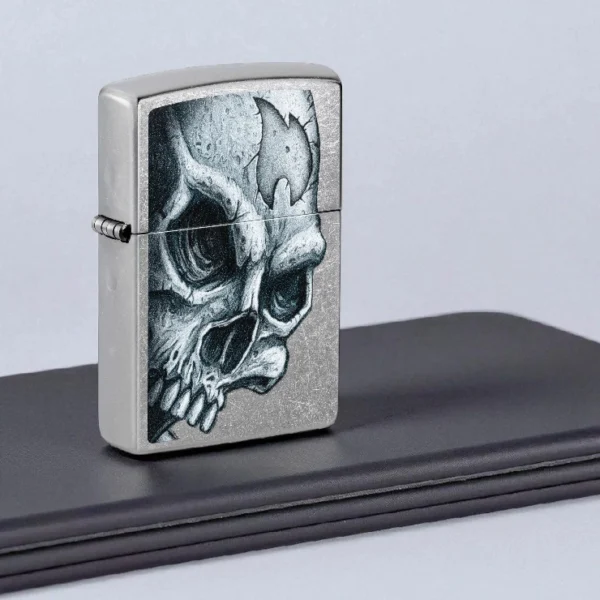 Zippo Skull and Flame – 3D Lobanja sa Ikoničnim Plamenom