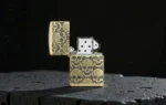 Detalj MultiCut gravure lobanja na Zippo Armor upaljaču