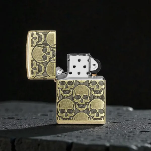 Detalj MultiCut gravure lobanja na Zippo Armor upaljaču
