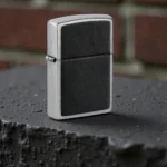Zippo Crna Koža – Black Leather Emblem Street Chrome