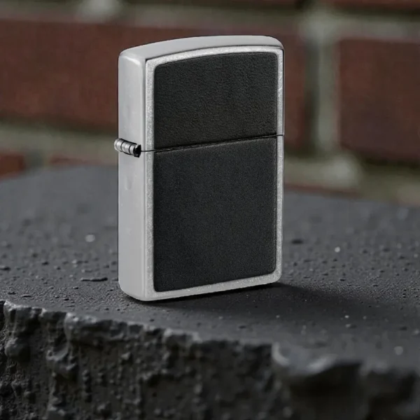 Zippo Crna Koža – Black Leather Emblem Street Chrome