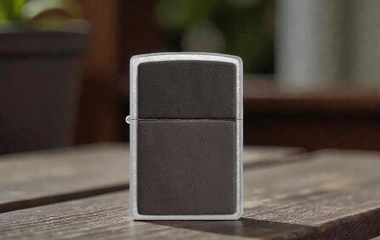 Zippo Braon Koža – Brown Leather Emblem Street Chrome 5 Zippo braon upaljac obložen kožom