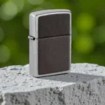 Upaljač Zippo Braon Koža – Brown Leather Emblem Street Chrome