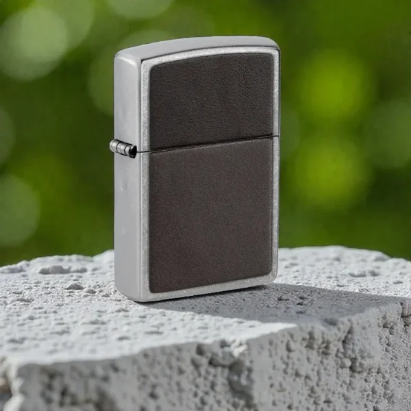Upaljač Zippo Braon Koža – Brown Leather Emblem Street Chrome