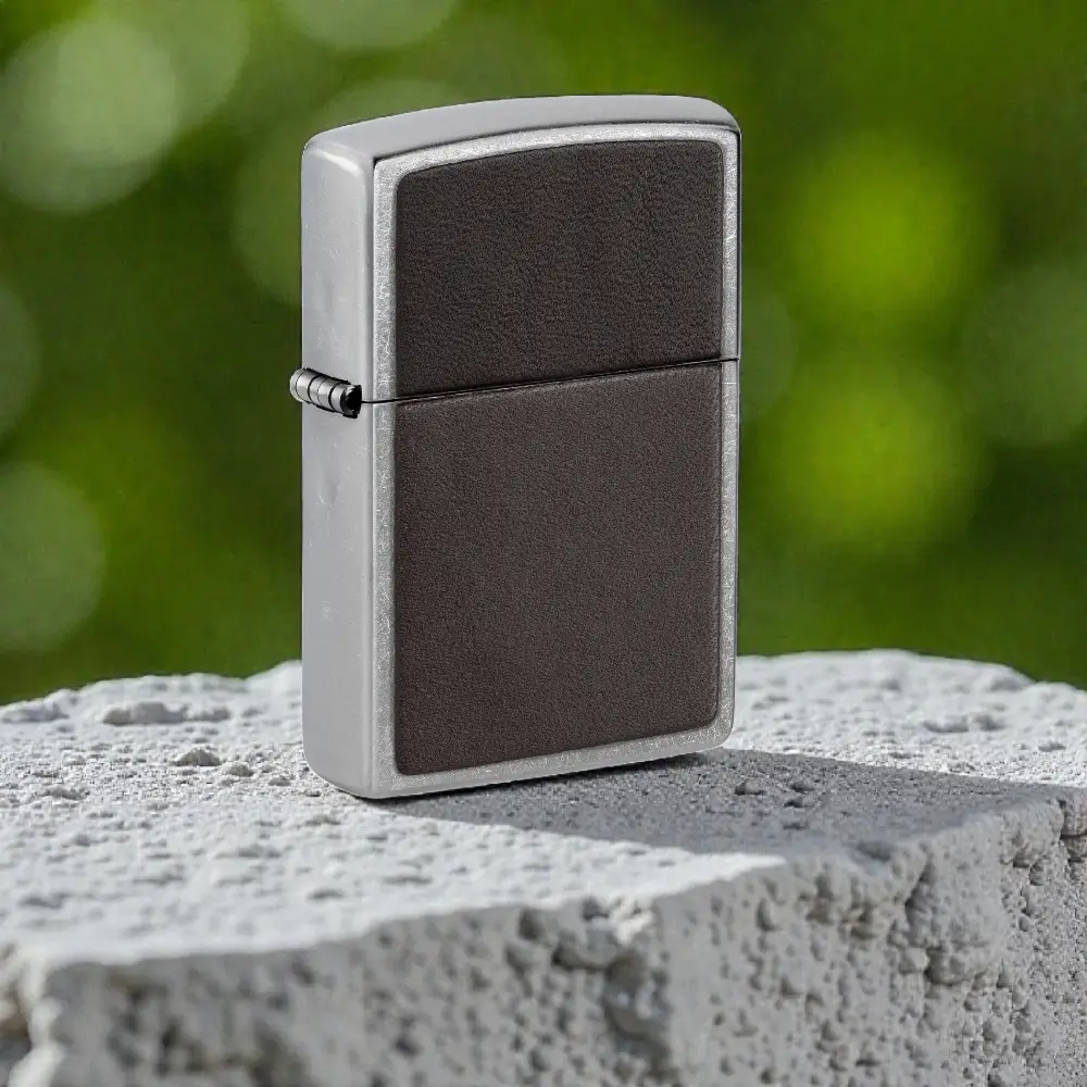 Zippo Braon Koža – Brown Leather Emblem Street Chrome 5 Upaljač Zippo Braon Koža – Brown Leather Emblem Street Chrome