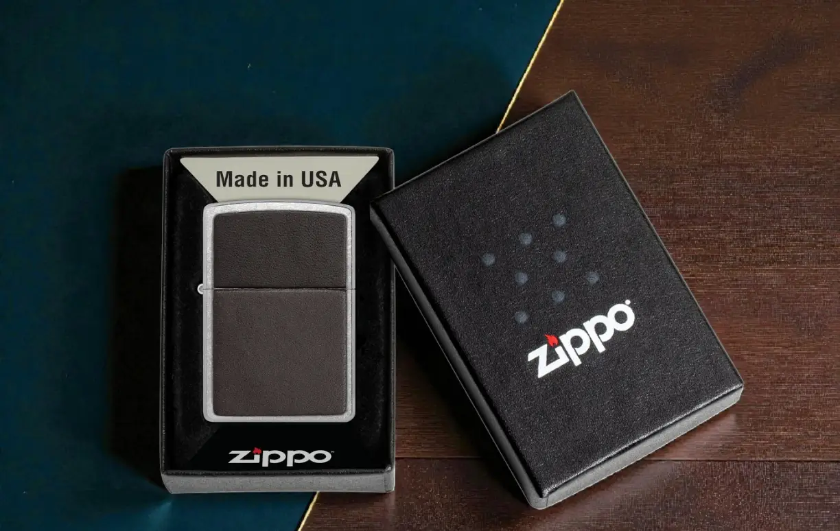 Zippo Braon Koža – Brown Leather Emblem Street Chrome 4 Zippo Braon Koža – upaljač u poklon kutiji