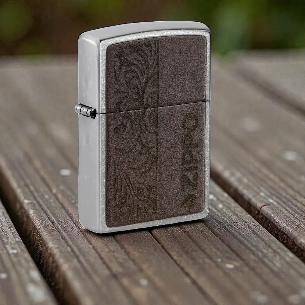 Zippo Braon Koža sa Zippo logotipom – Street Chrome 3 Zippo Braon Koža sa Zippo logotipom na Street Chrome upaljaču