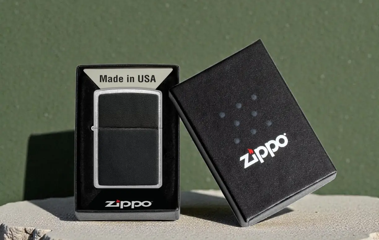 Upaljač Zippo Crna Koža – Black Leather Emblem Street Chrome