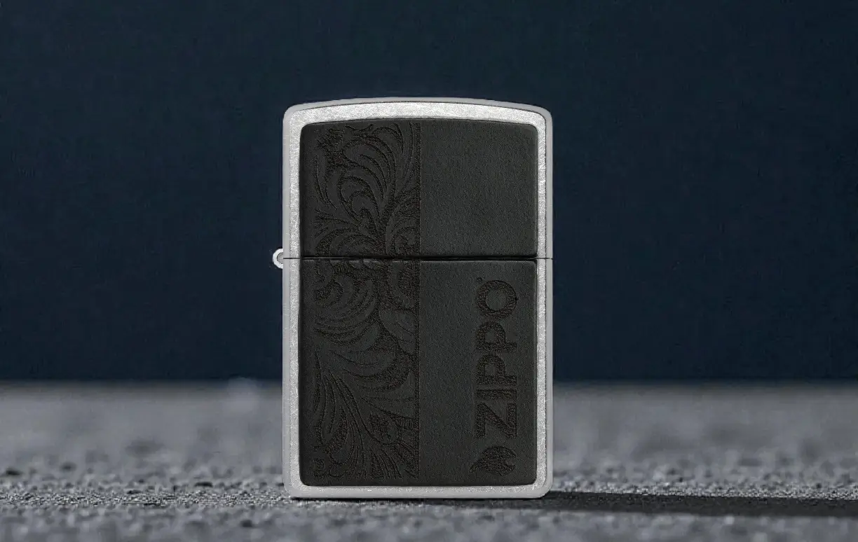 Zippo Crna Koža sa Zippo logotipom – Street Chrome 4 Upaljač Zippo Crna Koža sa Zippo logom