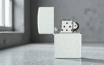 Zippo Glacier Base Mod otvoren upaljač prikazan sa prednje strane