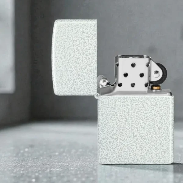 Zippo Glacier Base Mod otvoren upaljač prikazan sa prednje strane