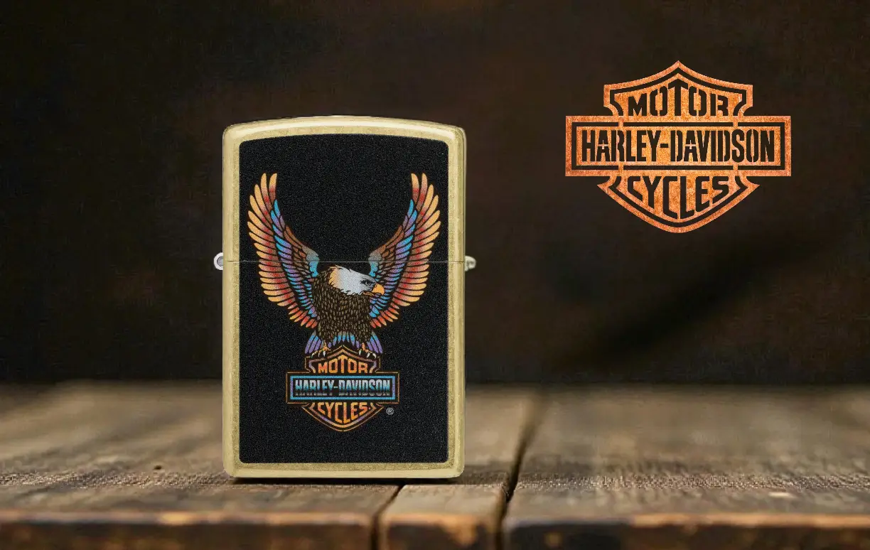 Zippo Harley Davidson Eagle Street Brass 5 Detalj Harley-Davidson logotipa na Zippo upaljaču