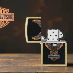 Prednji prikaz Zippo Harley-Davidson upaljača u street brass završnoj obradi