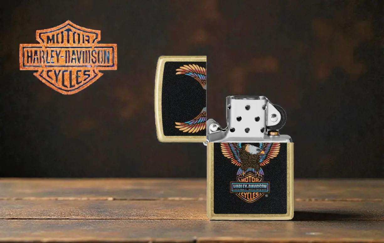 Zippo Harley Davidson Eagle Street Brass 4 Prednji prikaz Zippo Harley-Davidson upaljača u street brass završnoj obradi