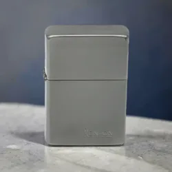 Ronson Black Ice benzinski upaljač sa tamnom sjajnom završnicom