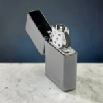 Ronson Black Ice upaljač na benzin sa otvorenim poklopcem i fitiljem