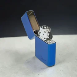 Ronson Blue Ice upaljač na benzin sa otvorenim poklopcem