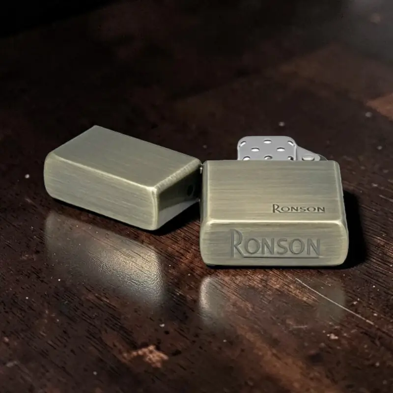 Ronson Brass Satin - Upaljač na Benzin 7 prikaz Ronson Brass Satin metalnog upaljača - logo
