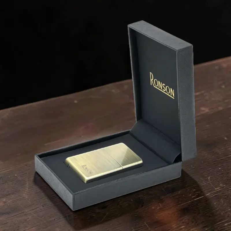 Ronson Brass Satin - Upaljač na Benzin 5 Ronson Brass Satin model u elegantnoj poklon ambalaži