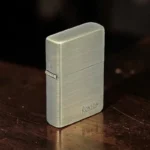 Bočni prikaz Ronson Brass Satin metalnog upaljača