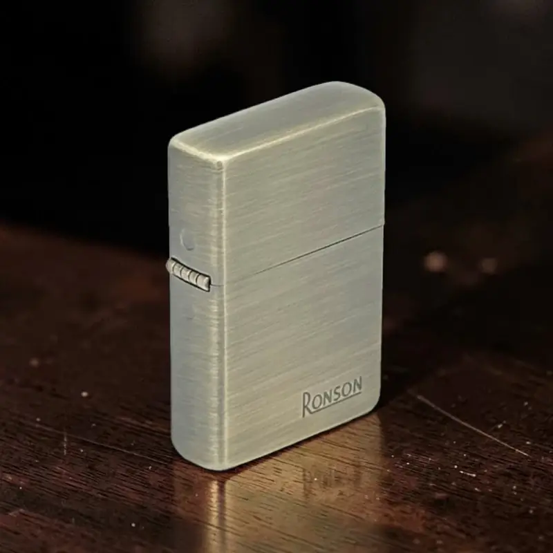 Ronson Brass Satin - Upaljač na Benzin 8 Bočni prikaz Ronson Brass Satin metalnog upaljača