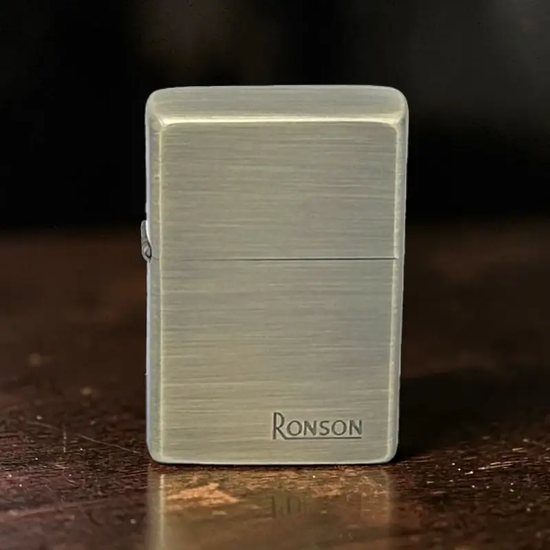 Ronson Brass Satin - Upaljač na Benzin 3 Ronson Brass Satin benzinski upaljač sa saten mesinganom završnicom