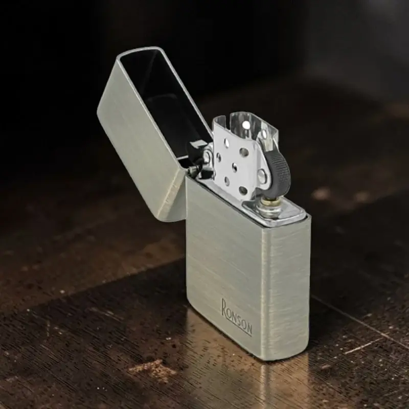 Ronson Brass Satin - Upaljač na Benzin 4 Ronson Brass Satin upaljač na benzin sa otvorenim poklopcem