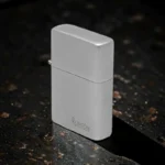 Prikaz Ronson Chrome Vertical Brushed benzinskog upaljača sa strane