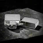 Mehanizam paljenja Ronson Chrome Vertical Brushed upaljača sa kremenom
