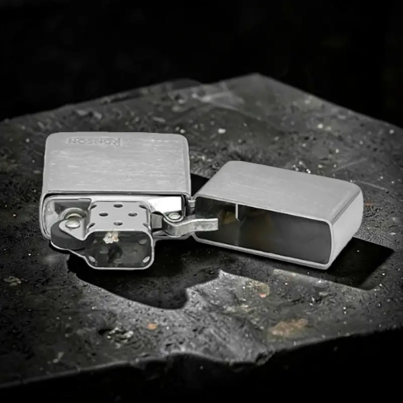 Ronson Chrome Vertical Brushed - Upaljač na Benzin 7 Mehanizam paljenja Ronson Chrome Vertical Brushed upaljača sa kremenom