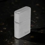 Bočni prikaz Ronson Chrome Vertical Brushed benzinskog upaljača