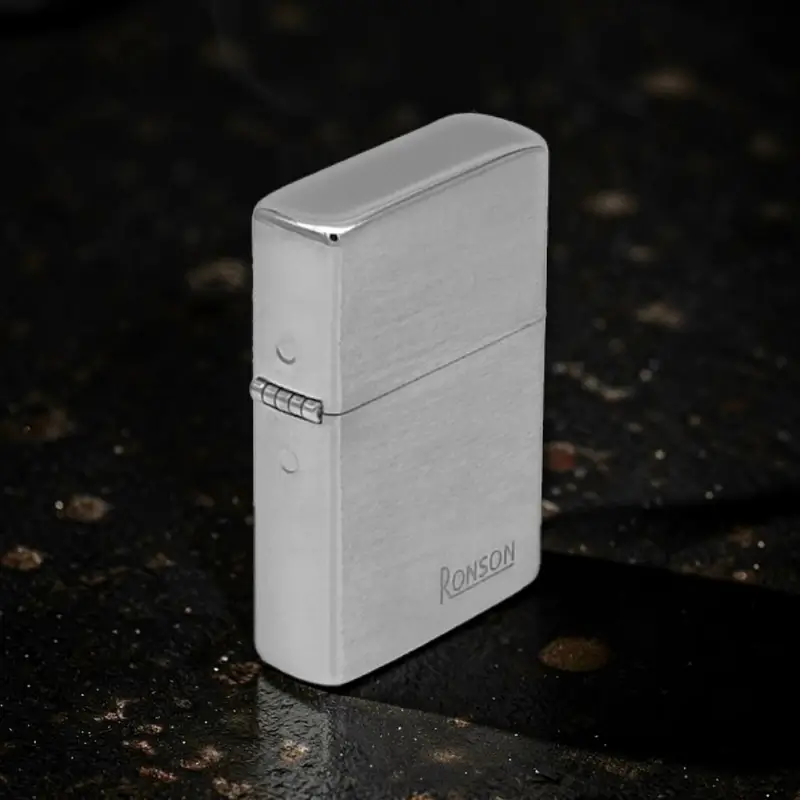 Ronson Chrome Vertical Brushed - Upaljač na Benzin 8 Bočni prikaz Ronson Chrome Vertical Brushed benzinskog upaljača