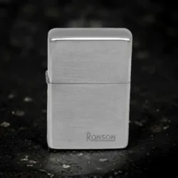 Ronson Chrome Vertical Brushed benzinski upaljač sa brušenim hrom kućištem