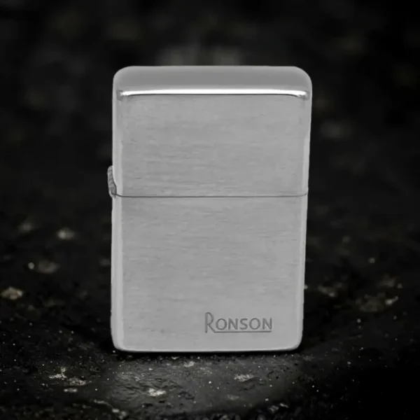 Ronson Chrome Vertical Brushed benzinski upaljač sa brušenim hrom kućištem