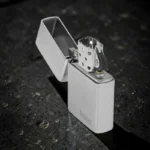 Ronson Chrome Vertical Brushed upaljač na benzin sa otvorenim poklopcem